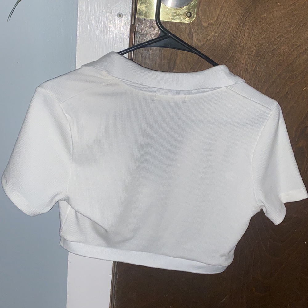 Deep V collared crop top - Picture 3 of 3